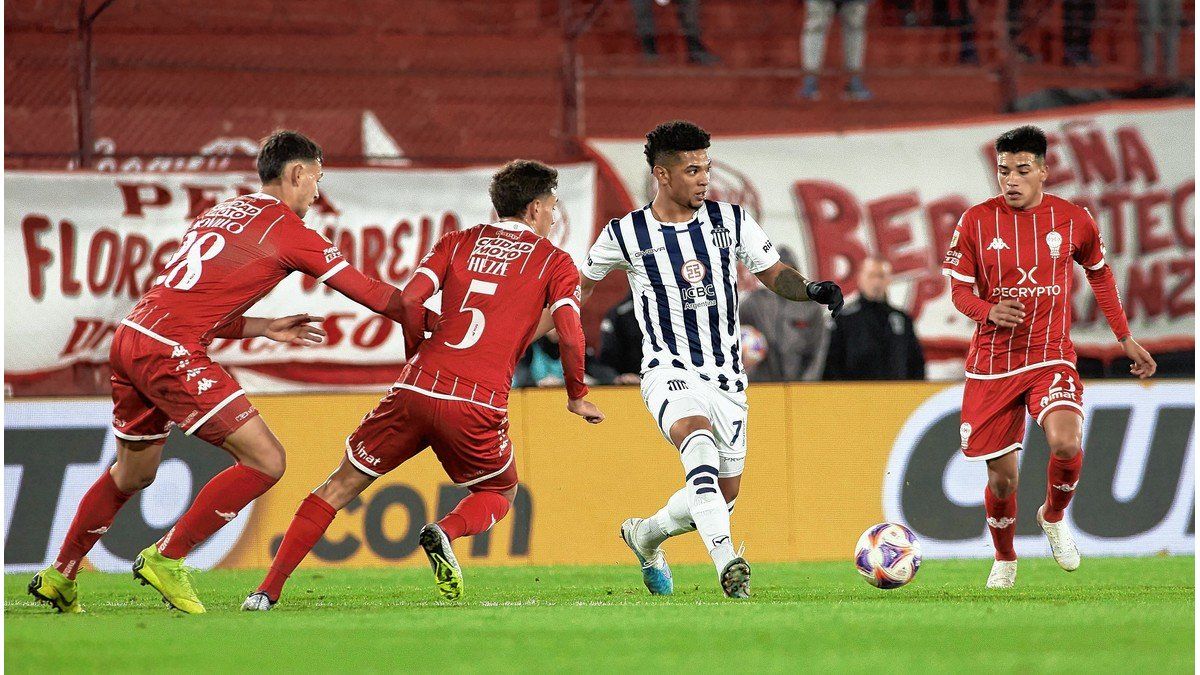 Talleres venció a Huracán y River debe esperar para festejar