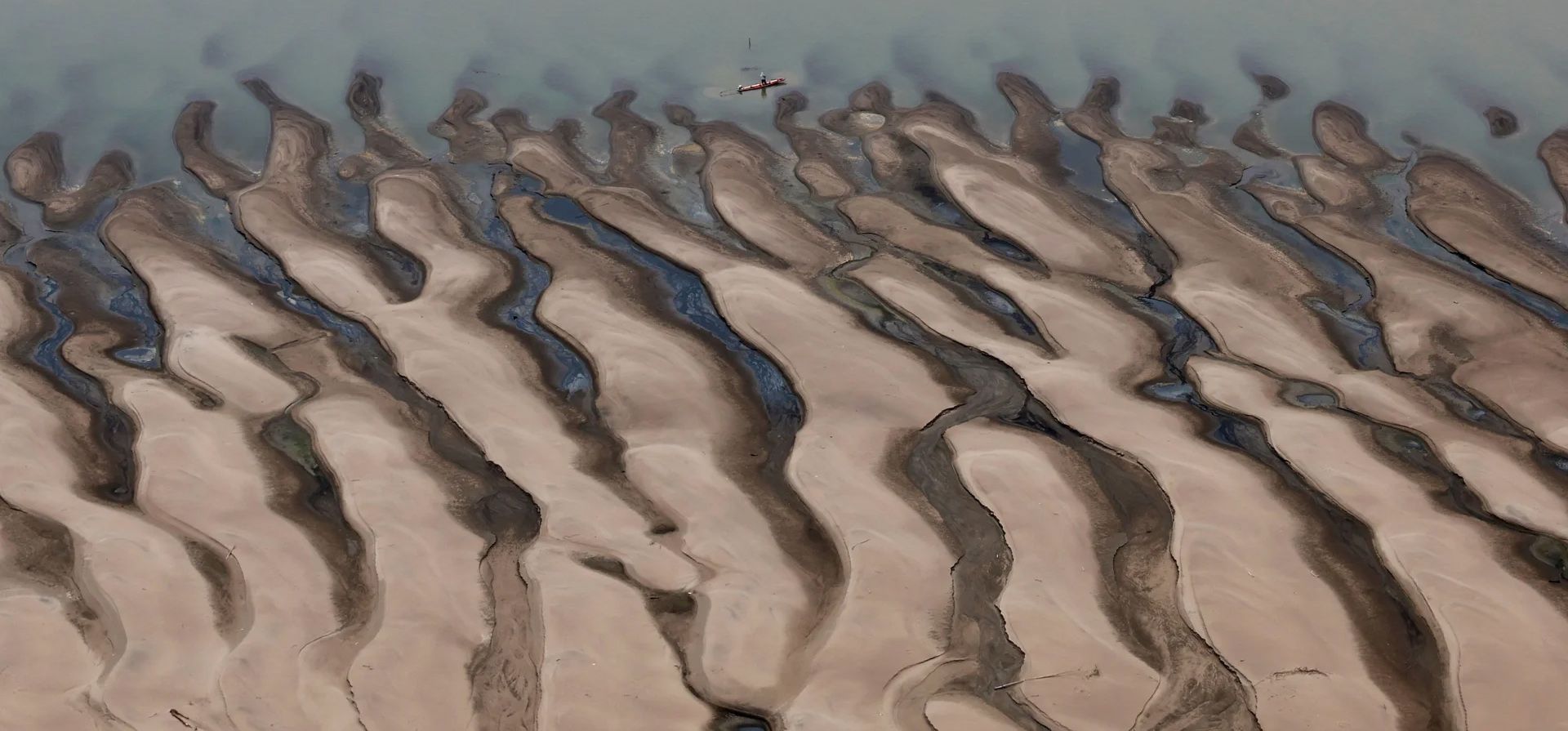 Un hombre en un bote frente a los bancos de arena en el río Solimões, uno de los mayores afluentes del Amazonas, durante un sobrevuelo de Greenpeace para inspeccionar lo que el Centro Nacional de Monitoreo y Alerta Temprana de Desastres Naturales de Brasil (Cemaden) dice que es la sequía más intensa y generalizada que Brasil ha experimentado desde que comenzaron los registros en 1950, Tefé, Brasil. Fotografía: Jorge Silva/Reuters Un hombre en un bote frente a los bancos de arena en el río Solimões, uno de los mayores afluentes del Amazonas, durante un sobrevuelo de Greenpeace para inspeccionar lo que el Centro Nacional de Monitoreo y Alerta Temprana de Desastres Naturales de Brasil (Cemaden) dice que es la sequía más intensa y generalizada que Brasil ha experimentado desde que comenzaron los registros en 1950, Tefé, Brasil. Fotografía: Jorge Silva/Reuters