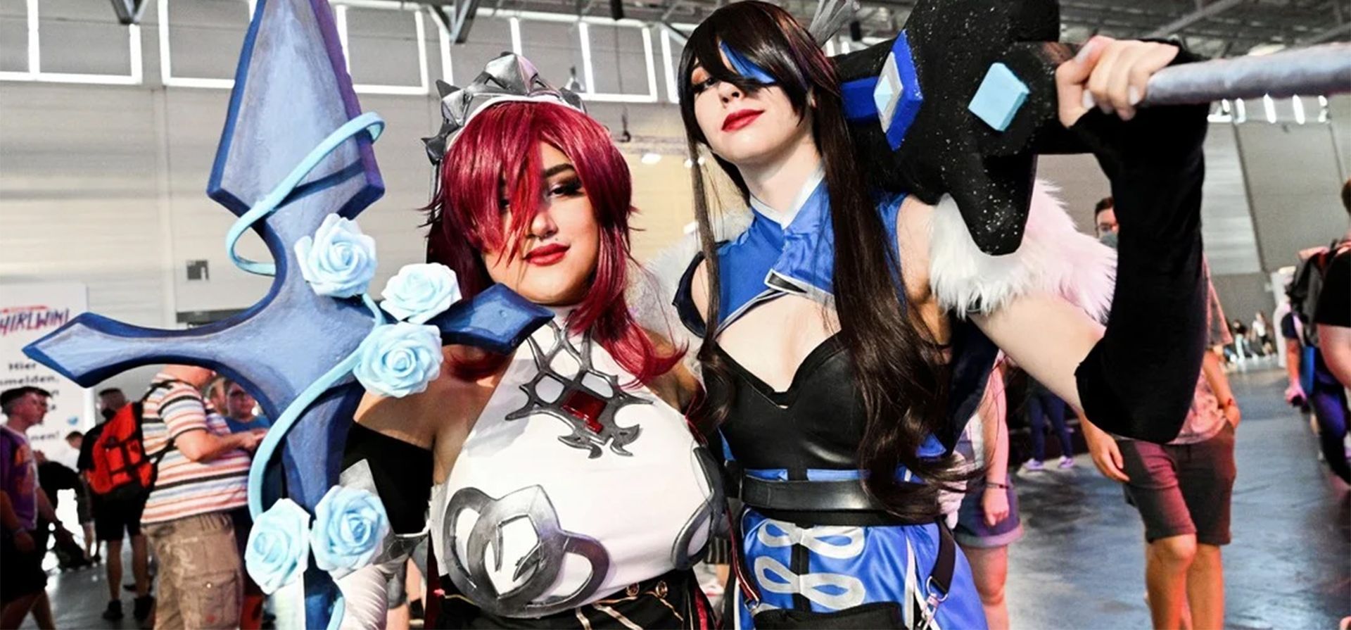 Dos mujeres vestidas con trajes de manga asisten a la Gamescom 2022 en Colonia, Alemania. Foto REUTERS