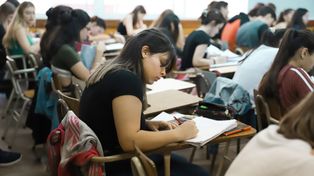 Cómo piensan los jóvenes: descreen de los partidos y apoyan intervención estatal