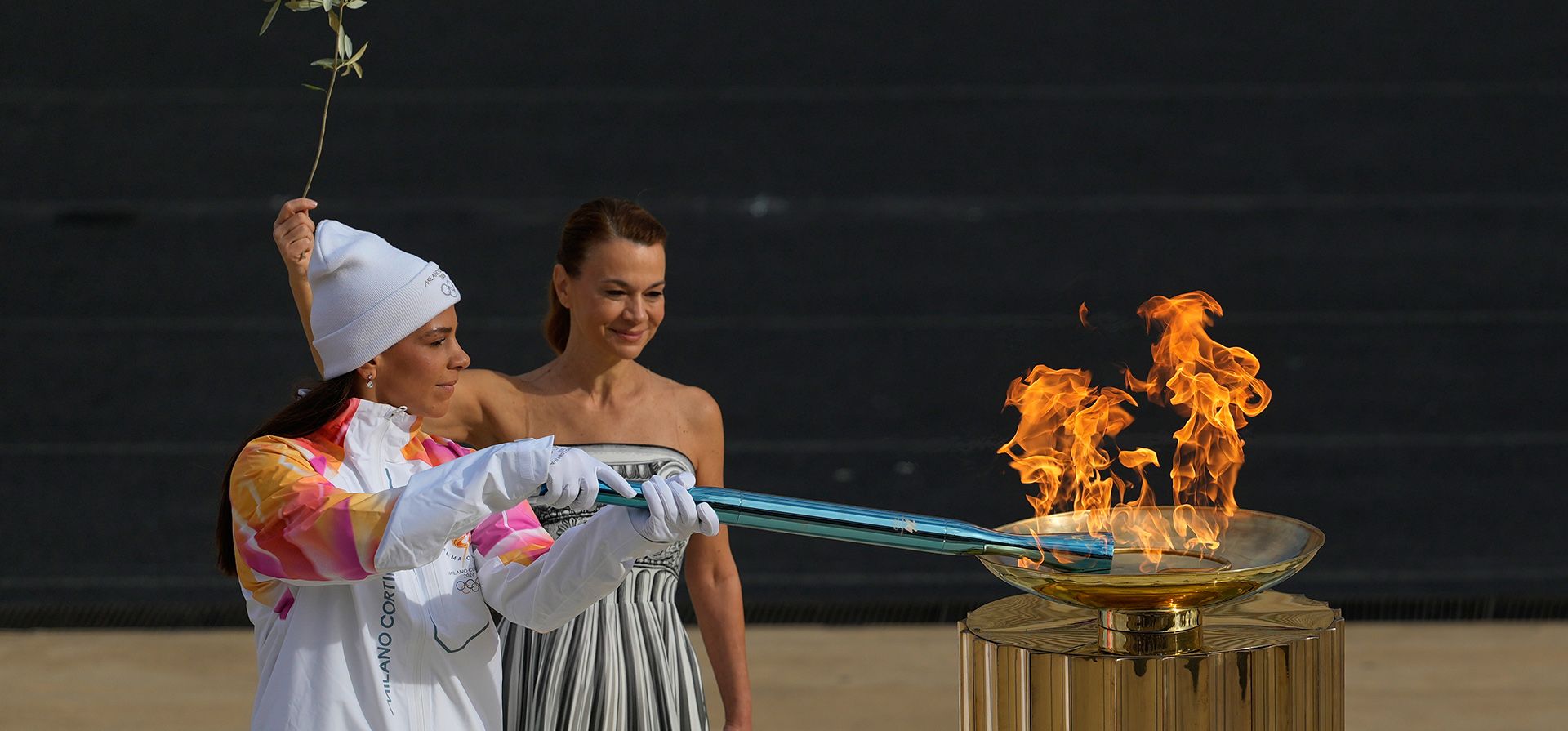 Elena Xenaki, jugadora de waterpolo de la selección griega femenina, enciende el pebetero durante la ceremonia de entrega de la llama olímpica para los Juegos Olímpicos de Invierno Milán Cortina 2026 en el estadio Panathinaikó, en Atenas, Grecia, el jueves 4 de diciembre de 2025. (Foto AP/Petros Giannakouris) Elena Xenaki, jugadora de waterpolo de la selección griega femenina, enciende el pebetero durante la ceremonia de entrega de la llama olímpica para los Juegos Olímpicos de Invierno Milán Cortina 2026 en el estadio Panathinaikó, en Atenas, Grecia, el jueves 4 de diciembre de 2025. (Foto AP/Petros Giannakouris)