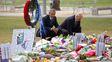 conmovido. Obama, acompañado por su vice, Biden, depositó flores y estuvo durante dos horas con las familias.