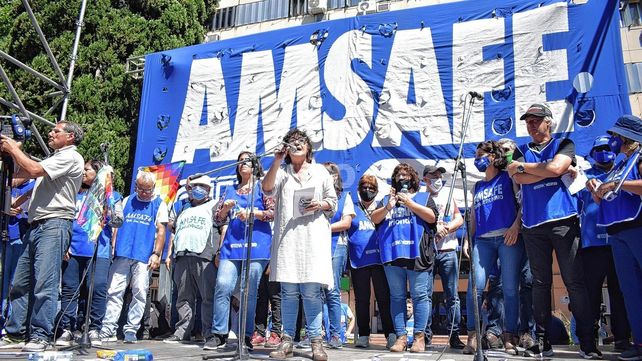 Amsafé: marcha de docentes frente al Ministerio de Educación con Sonia Alesso a la cabeza.