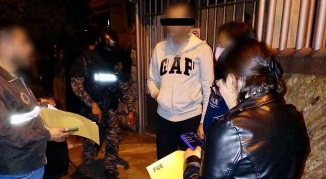 Interior de una de las viviendas donde los policías ingresaron en la madrugada de este jueves.