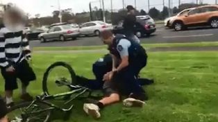 Brutal paliza policial a un chico por andar en bici y no llevar casco