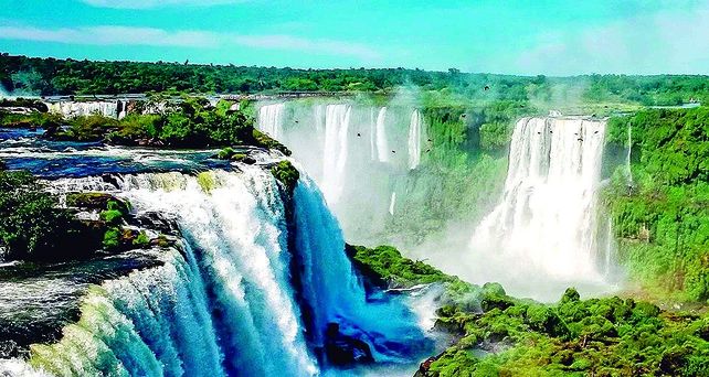 Las Cataratas del Iguazú son la atracción más famosa de la ciudad de Iguazú