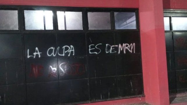 Las pintadas aparecieron en las paredes del estadio cubierto de Newells.