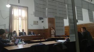 Papeles desplegados por el defensor frente al tribunal. En ellos aparece una línea de tiempo sobre lo que demoró el trámite.&nbsp;