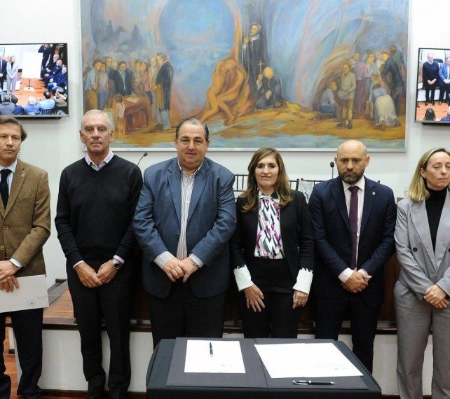 Hidrovía Paraná-Paraguay. Firmaron un documento en el Concejo de Santa Fe. Hidrovía Paraná-Paraguay. Firmaron un documento en el Concejo de Santa Fe.