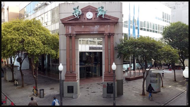 El Banco Nación, de cuya construcción original sólo quedó el pórtico de mármol rosado con los angelitos y el reloj al tope.