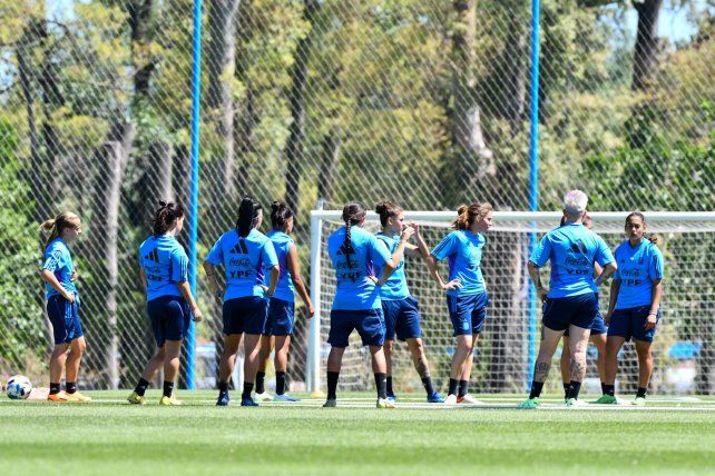 La selección nacional entrena en el predio Lionel Messi previo al viaje a Santa Fe.