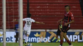 El Gato Formica volvió y mojó. Así festejó su tanto, el tercero de la lepra.