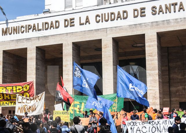 Estudiantes marcharon hacia la municipalidad en protesta del aumento del boleto urbano