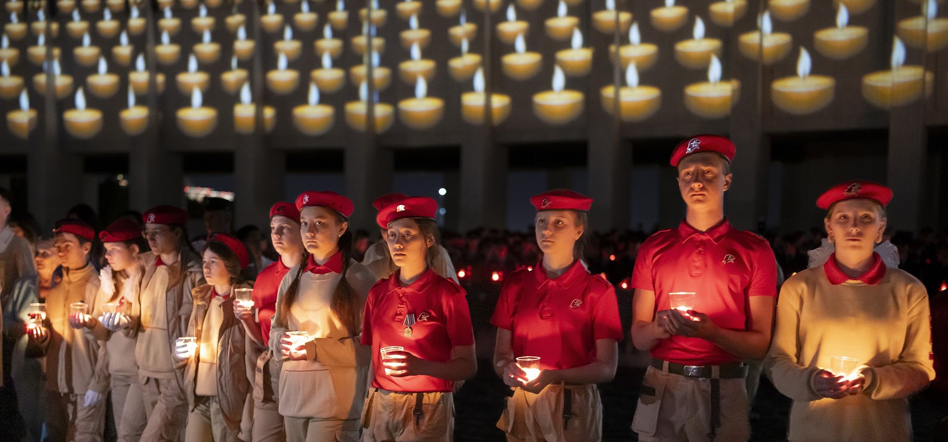 Miembros del Movimiento Nacional de Jóvenes Cadetes del Ejército de Rusia sostienen velas que marcan el 82º aniversario de la invasión alemana de la Unión Soviética en el Museo de la Segunda Guerra Mundial en la colina Poklonnaya en Moscú, Rusia, la madrugada del jueves 22 de junio de 2023. (Foto AP/Alexander Zemlianichenko ) Miembros del Movimiento Nacional de Jóvenes Cadetes del Ejército de Rusia sostienen velas que marcan el 82º aniversario de la invasión alemana de la Unión Soviética en el Museo de la Segunda Guerra Mundial en la colina Poklonnaya en Moscú, Rusia, la madrugada del jueves 22 de junio de 2023. (Foto AP/Alexander Zemlianichenko )