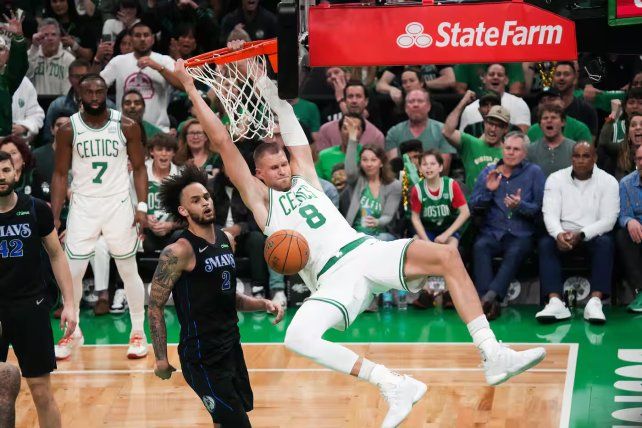 Boston jugó una primera mitad perfecta y se puso arriba ante Dallas
