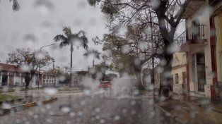 Rige un alerta amarillo del SMN por abundantes lluvias en la región y Defensa Civil trabaja en distintos sectores de Paraná para brindar asistencia.