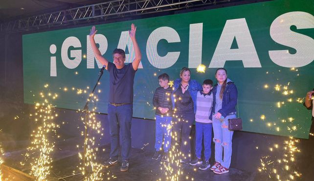 El intendente Santacroce celebró en familia su victoria y les agradeció a los funenses.