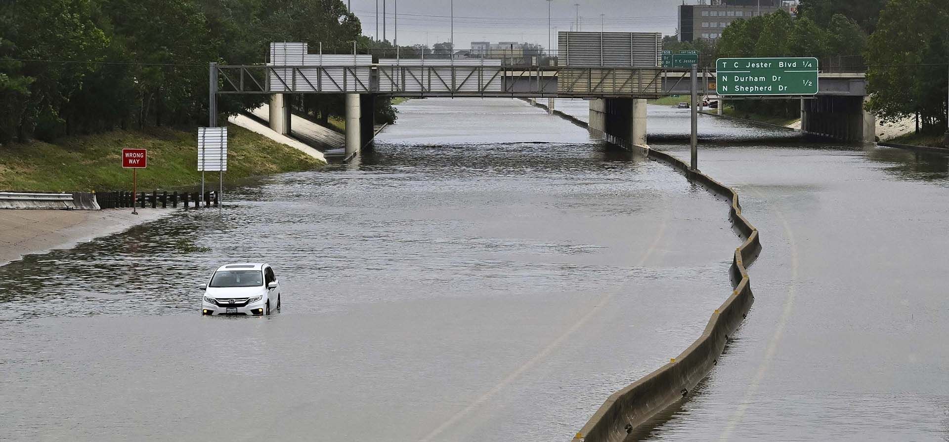 Un vehículo queda varado en aguas altas en una carretera inundada en Houston, el 8 de julio de 2024, después de que Beryl llegara a tierra. (Foto AP/Maria Lysaker) Un vehículo queda varado en aguas altas en una carretera inundada en Houston, el 8 de julio de 2024, después de que Beryl llegara a tierra. (Foto AP/Maria Lysaker)
