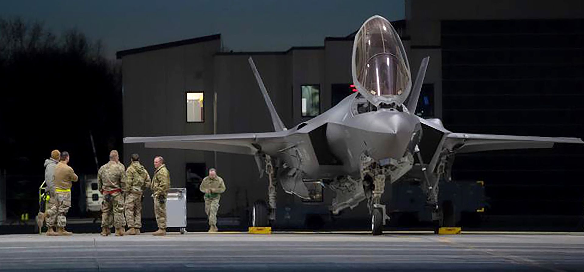 Los jefes de tripulación y técnicos asignados a la 158ª Ala de caza se reúnen antes de lanzar el avión F-35A Lightning II de quinta generación asignado al ala en la base de la Guardia Nacional Aérea de Vermont, South Burlington, Vt.,4 de mayo de 2022. El primer despliegue en el extranjero de Los aviones de combate F-35 de la Guardia Nacional Aérea de Vermont tendrán a los pilotos y sus aviones patrullando los cielos de Europa durante uno de los períodos más tensos de la historia reciente.