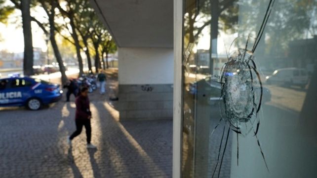 Balearon en Rosario una dependencia municipal y dejaron una nota para Los Monos: Controlá tus gatos