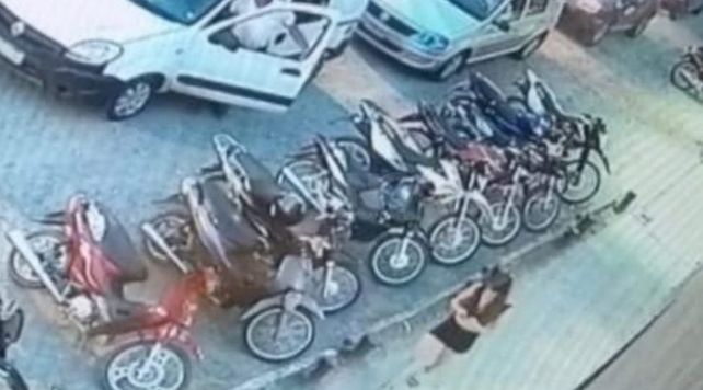 Una imagen que se viralizó: la de Agustina caminando; cerca