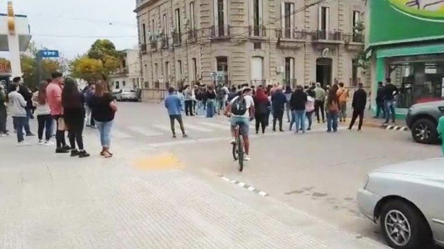 &nbsp;Matías Suárez falleció en el hospital San Martín. Había sido derivado desde La Paz tras un choque. La familia pide Justicia. Su amigos realizaron una marcha. Los recibió el intendente Bruno SarubiBruno Sarubi&nbsp;