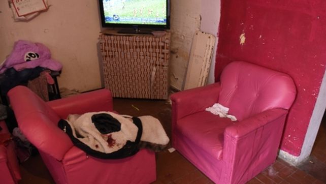 En los sillones. Maite dormía sobre los sillones rosas al ser baleada. Su campera quedó manchada de sangre.