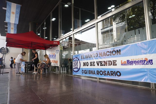 El año pasado La Bancaria de Rosario instaló una carpa para recolectar firmas en contra de la privatización del Banco Nación.