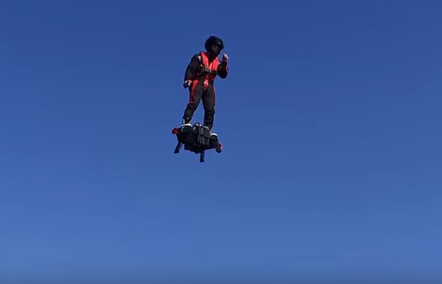 La patineta que vuela dejó de ser una idea de ciencia ficción para convertirse en realidad