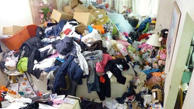 Una familia murió aplastada por la ropa que acumulaba en la casa