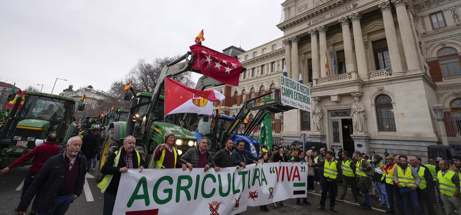 Agricultores estacionan sus tractores frente al Ministerio de Agricultura durante una protesta en Madrid, España, el jueves 15 de febrero de 2024. La acción es parte de protestas generalizadas en curso sobre las políticas agrícolas de la Unión Europea. (Foto AP/Paul White) Agricultores estacionan sus tractores frente al Ministerio de Agricultura durante una protesta en Madrid, España, el jueves 15 de febrero de 2024. La acción es parte de protestas generalizadas en curso sobre las políticas agrícolas de la Unión Europea. (Foto AP/Paul White)