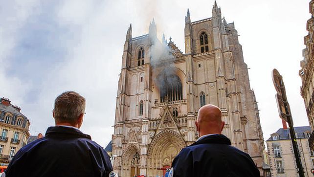 azorados. Vecinos de Nantes observan el humo que sale de su catedral.