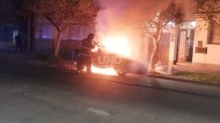 Sofocaron el incendio intencional de un auto estacionado a metros de la Comisaría 2ª de Santa Fe