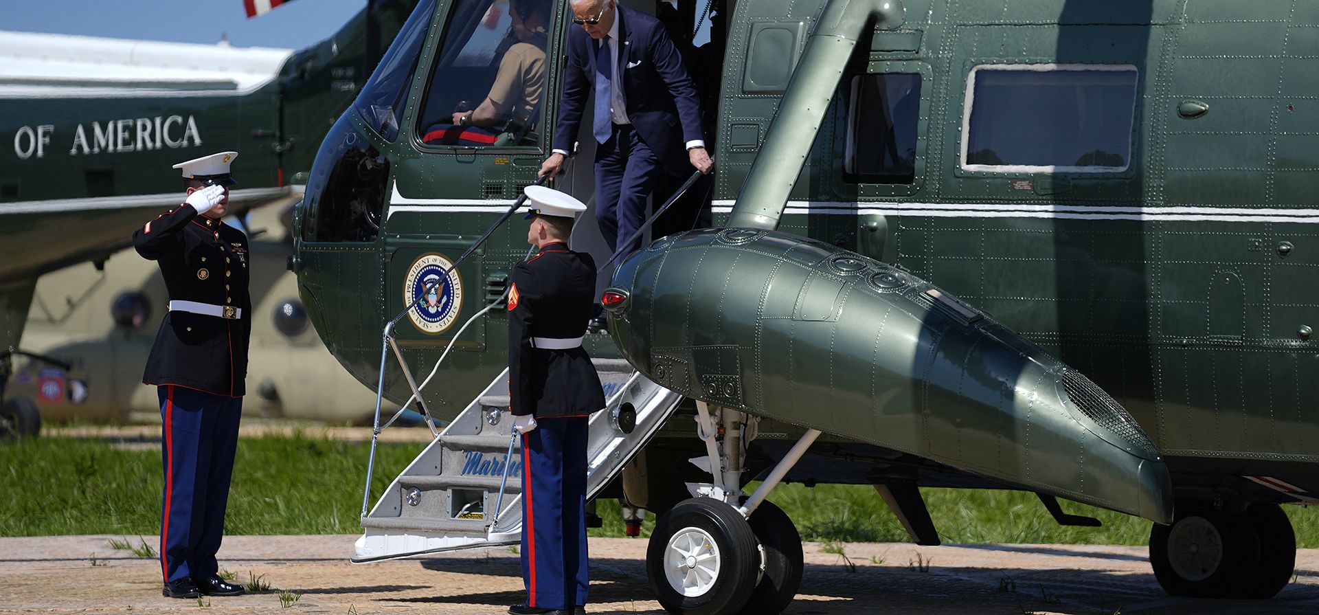 El presidente de Estados Unidos, Joe Biden, desciende del Marine One después de llegar al cementerio estadounidense de Normandía, Francia, antes de dirigirse a Pointe du Hoc para pronunciar un discurso sobre democracia y libertad, el viernes 7 de junio de 2024. (Foto AP/Evan Vucci) El presidente de Estados Unidos, Joe Biden, desciende del Marine One después de llegar al cementerio estadounidense de Normandía, Francia, antes de dirigirse a Pointe du Hoc para pronunciar un discurso sobre democracia y libertad, el viernes 7 de junio de 2024. (Foto AP/Evan Vucci)