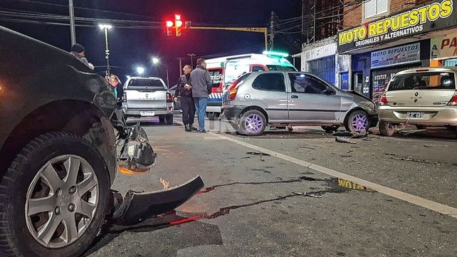 Cinco vehículos protagonizaron un fuerte accidente en uno de los ingresos a la ciudad de Santa Fe