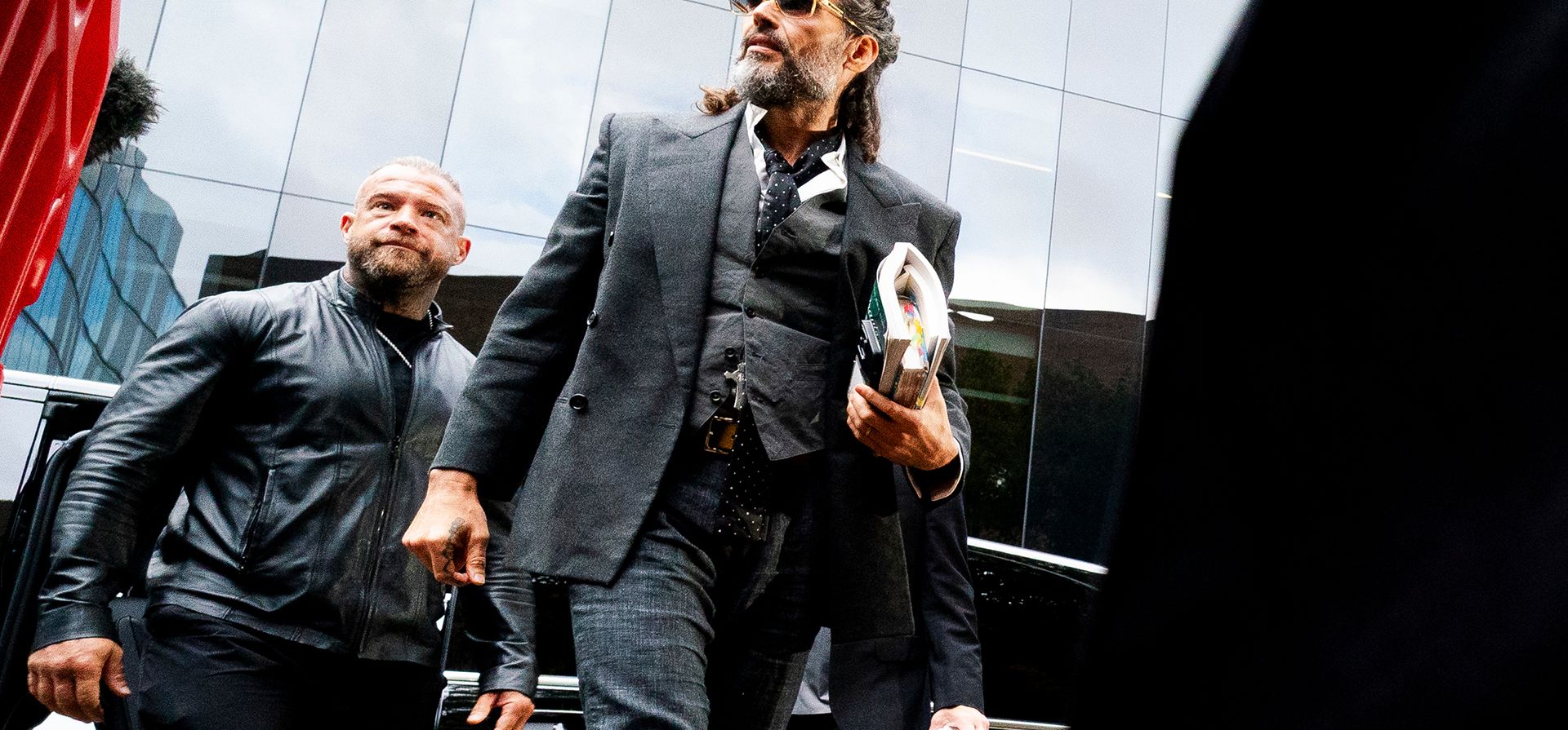 El comediante y actor Russell Brand llega al Tribunal de la Corona de Southwark, en Londres, el jueves 15 de octubre de 2026; allí enfrenta cargos por violación y agresión sexual contra seis mujeres. (Jordan Pettitt/PA vía AP)