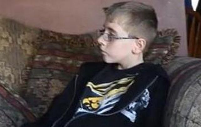 El chico se pasa las horas acostado y no consigue ingerir bocado alguno.
