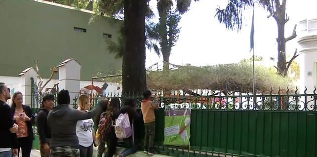 Un grupo de madres se movilizó hasta la puerta del jardín de infantes de Sarmiento al 4400 para pedir explicaciones por el caso de una nena que ingirió veneno para ratas.&nbsp;
