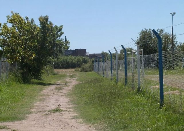 Un reclamo que lleva meses. El estado de abandono que presenta la parte trasera del Club Banco Provincial preocupa a los vecinos. Las malezas están contra la pared del Club
