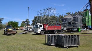 Preparativos en marcha: el escenario principal toma forma para recibir a los artistas que animarán las fiestas patronales de Alvear 2024.