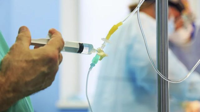 La muerte del médico anestesiólogo Alejandro Zalazar abrió el debate sobre la exposición a drogas como el fentanilo por parte del personal de salud
