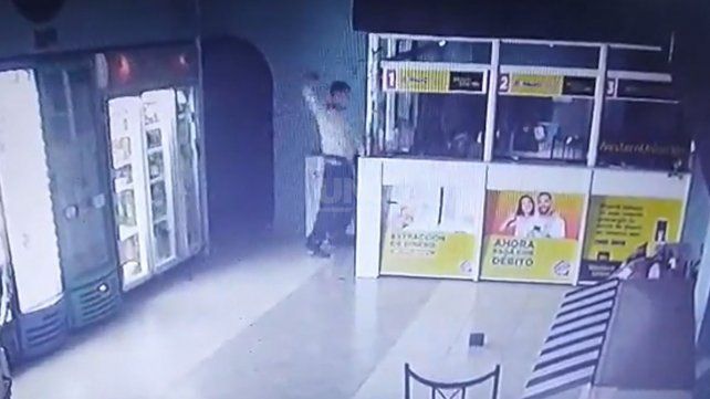 Momento en que el delincuente ingresa a robar al Pago Fácil