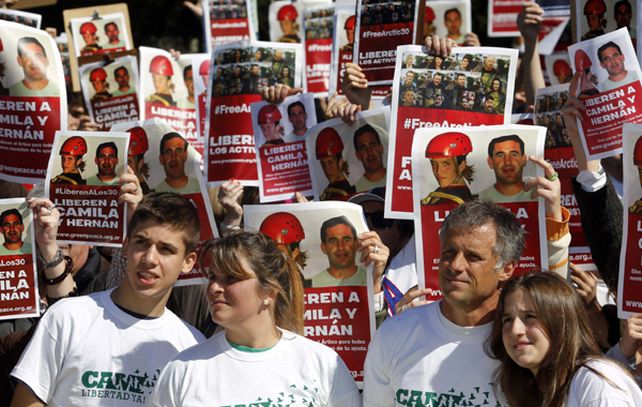 Activistas argentinos de Greepeace piden por la libertad de los ecologistas detenidos en Rusia.