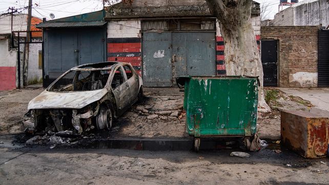 Incendio en Garay al 100 Bis. Un Peugeot quedó destruido por las llamas.