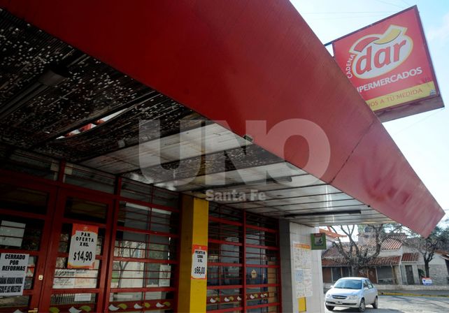 Por falta de habilitación, clausuran un supermercado y un estacionamiento de la ciudad