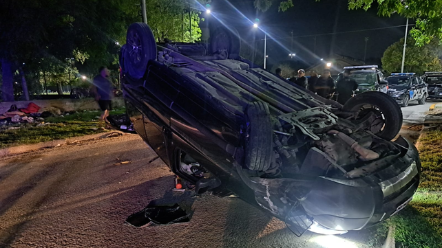 Vuelco en zona sur. La camioneta Peugeot Partner con las ruedas para arriba. El chico que conducía salió ileso