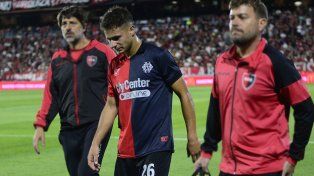 Ramiro Sordo se lesionó tras ir a buscar la pelota con Bettini. Otra baja para Newells.