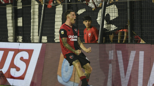El Colo Ramírez grita con los puños apretados su gol con la camiseta de Newells en el Coloso. Le anotó a Belgrano para la victoria por 1 a 0.&nbsp;