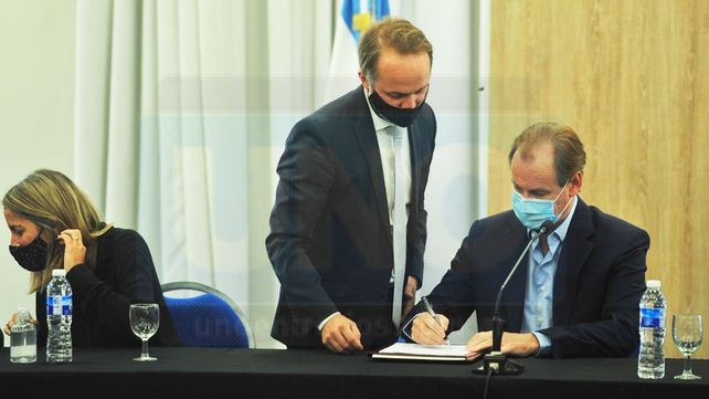 Gustavo Bordet firmó contratos de obras para cuatro escuelas y habló de las paritarias docentes mientras Agmer decide si acepta la ultima propuesta salarial&nbsp;