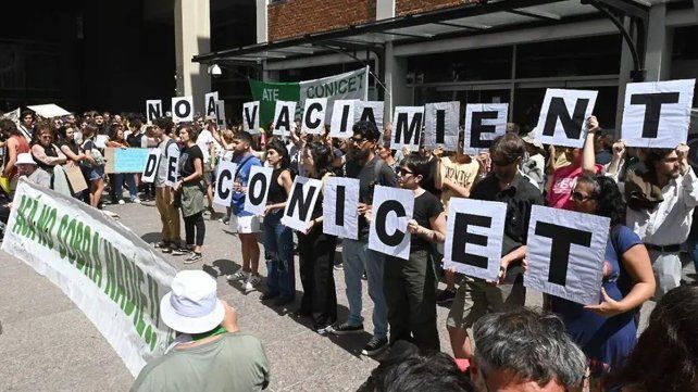 Trabajadores del Conicet inician un paro de 48 horas con vigilia por la crítica situación salarial y más de 4.000 despidos